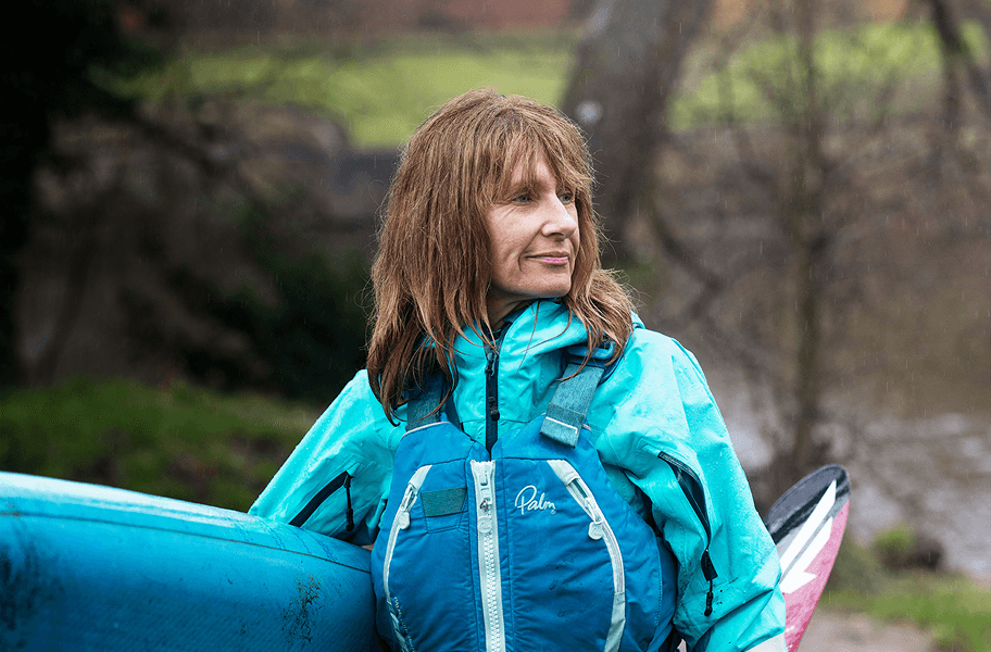 Frau wandert in der Natur