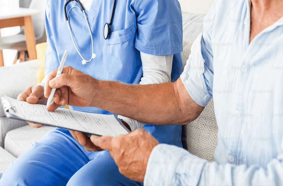 Patient unterschreibt Dokument in Anwesenheit eines Arztes
